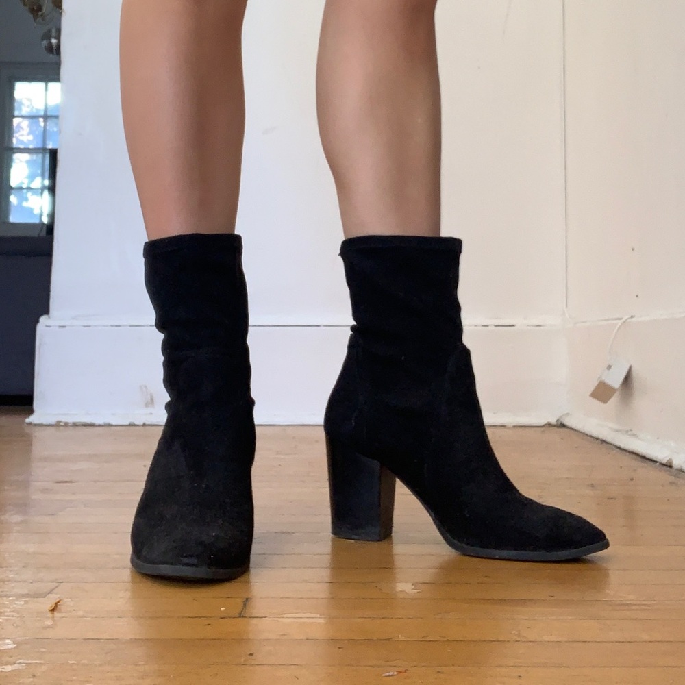 Black suede heeled booties - US 8